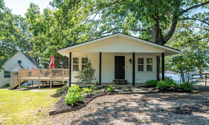 Lake Hamilton Cottage | Charming 1-bedroom COZY COTTAGE on Lake Hamilton in Hot Springs AR