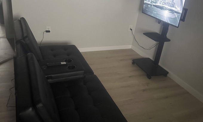 Downtown Los Angeles Apartment | Charming 1-bedroom apartment in cool Los Angeles with WiFi, AC