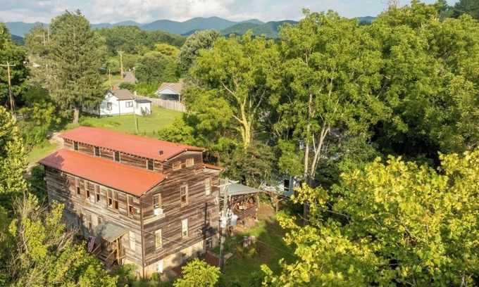 Weaverville Cottage | Charming 1-bedroom Cottage in lovely Weaverville with AC
