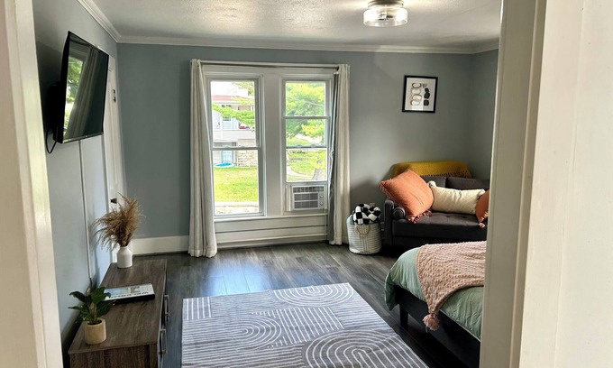 Dubuque House | Charming 1-bedroom with Office, Full Kitchen, strong WiFi, Washer, and Dryer