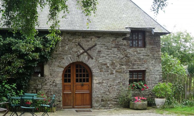 Cerisy-la-Salle Cottage | Charming 17th-century house with fireplace, WiFi, and pets allowed