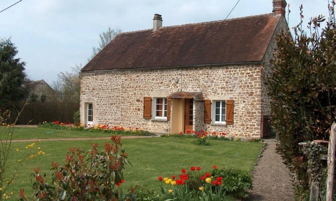 Boischampre Cottage | Charming 17th-Century Cottage, Gardens, WIFI, Near Sassy Castle & Vrigny Pond