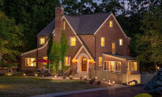 New Castle House | Charming 1920s Tudor Home