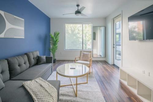 Tempe Apartment | Charming 1BD - Pool, Gym, Parking, W-D - Sleeps 4