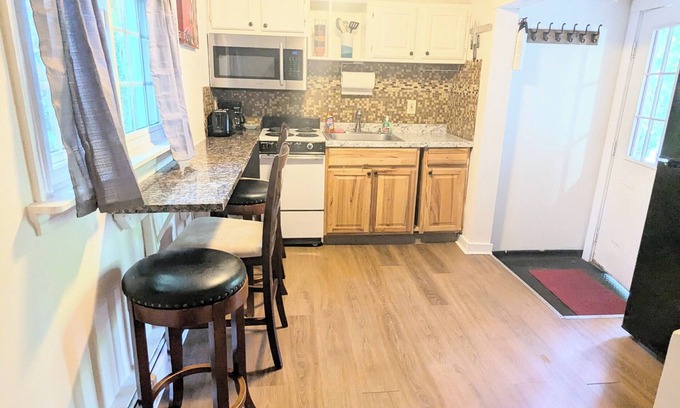 Old Orchard Beach Apartment | Charming 2-bedroom apartment in nice Old Orchard Beach with WiFi