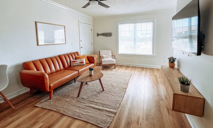 West Panama City Beach House | Charming 2-bedroom house in West End, Panama City Beach with WiFi, AC, Lake