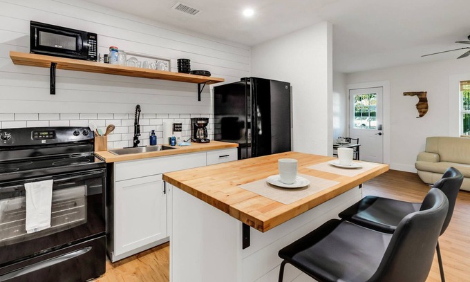 West Bradenton House | Charming 2-Bed Cottage near Bradenton and Beaches