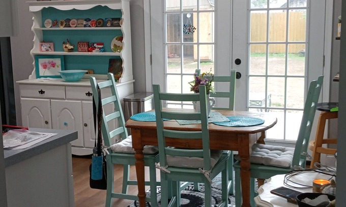 Grand Island House | Charming 2-bedroom house in delightful Grandyle Village with AC