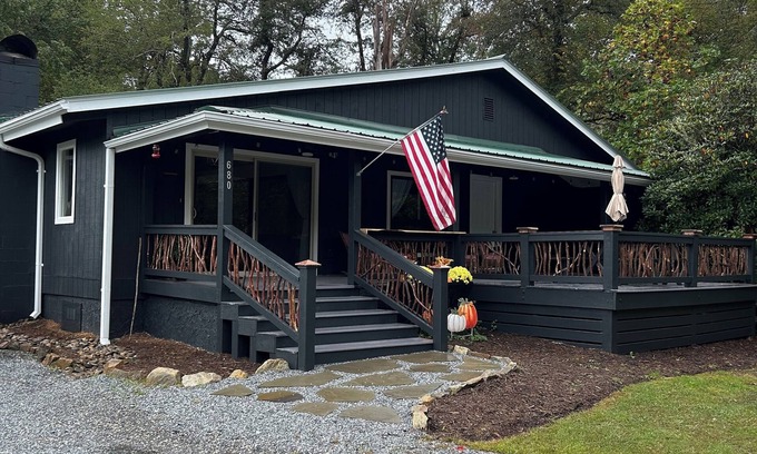 Cedar Mountain House | Charming 2-bedroom house in beautiful Cedar Mountain 4.5 miles to Pretty Place