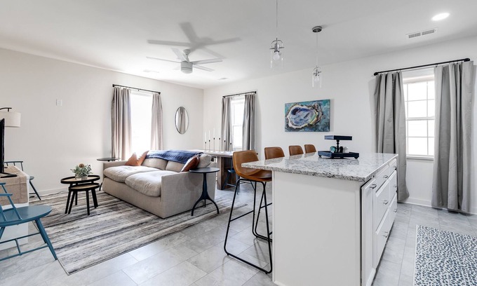 Issue Condo | Charming 2 Bedroom Downtown Vacation Rental: Stroll to Shops and River with Ease