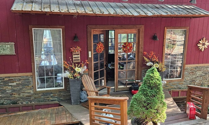 West Jefferson Cabin | Charming 2+-bedroom cabin in marvelous West Jefferson with incredible views
