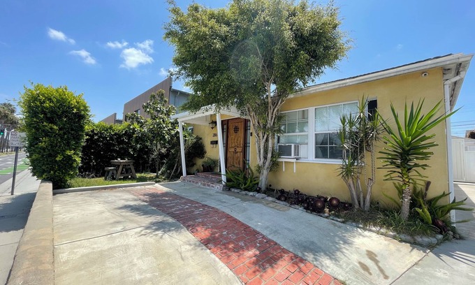 North Redondo House | Charming 2-bedroom house, 1.7miles from Manhattan beach pier with WiFi, AC