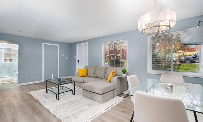 Pittsburgh Apartment | Charming 2-bedroom apartment with Parking & WiFi in peaceful Pittsburgh
