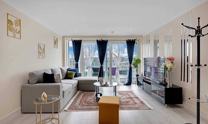 Ipswich Apartment | Charming 2-Bedroom Apartment Overlooking the Marina in Beautiful Ipswich