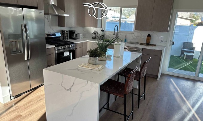 Burbank Apartment | Charming 2-bedroom apartment with WiFi, AC in beautiful Burbank