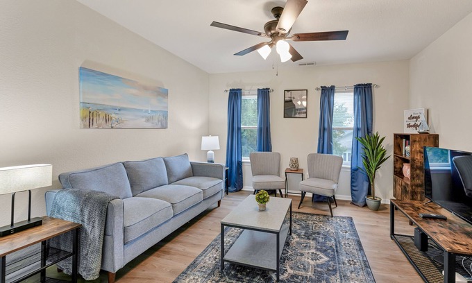Buckroe Beach Apartment | Charming 2-bedroom apartment in delightful Hampton with WiFi, 30+ Day Stay