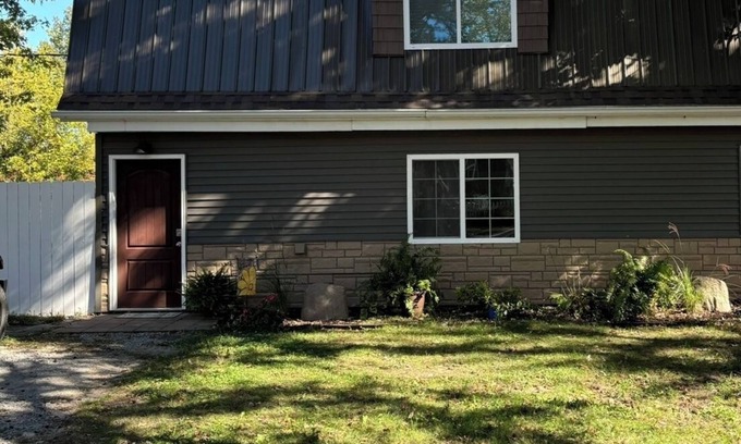 Benton Apartment | Charming 2-bedroom apartment near Rend Lake