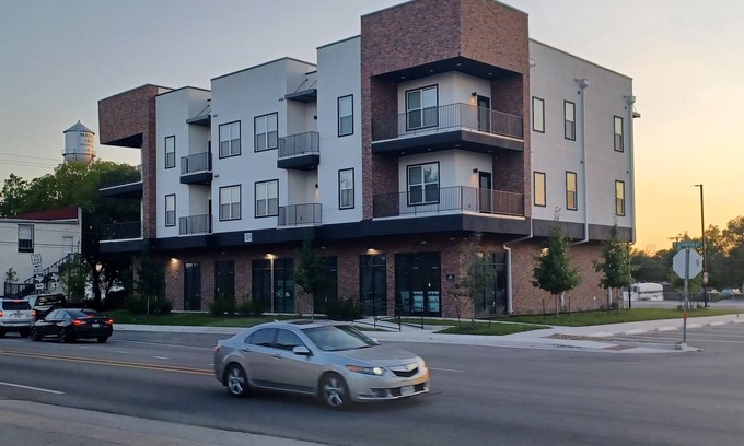 Manor Apartment | Charming 2-Bedroom Apartment in Downtown Manor