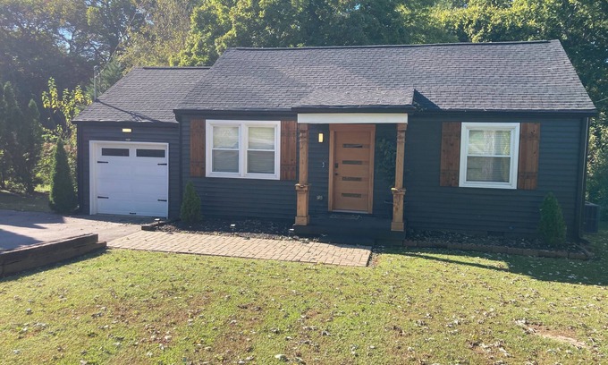 Woodbine House | Charming 2-bedroom bungalow in Nashville only 4 miles from downtown!