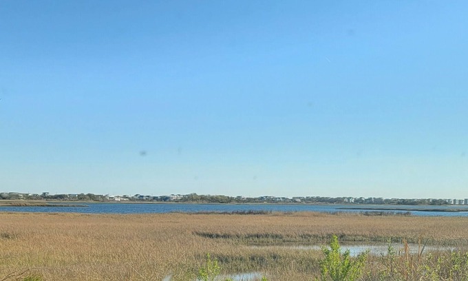 Holly Ridge House | Charming 2-bedroom bungalow with AC, WIFI with the intercoastal waterway access