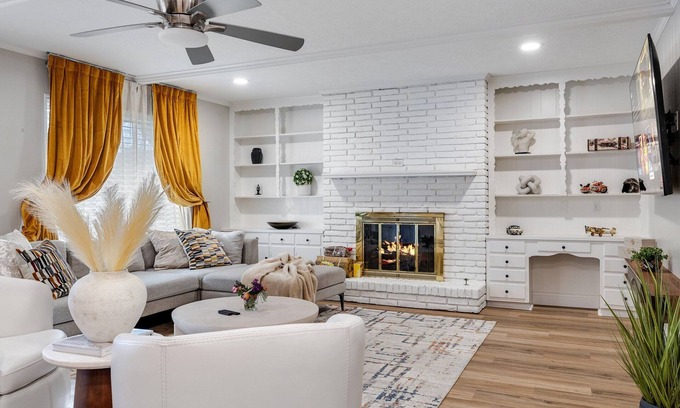 North Dallas House | Charming 2-bedroom bungalow in Dallas 2mins to Northpark mall with WiFi and AC