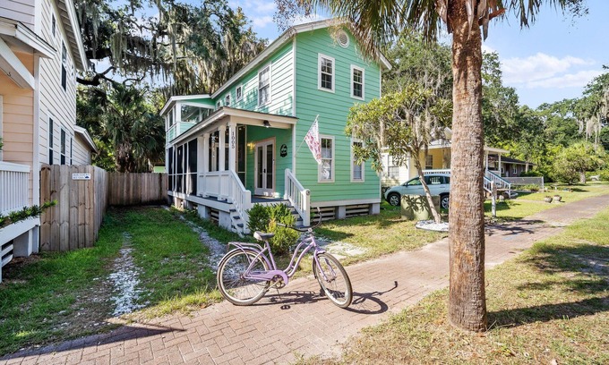 Port Royal Boat Rental | Charming 2-bedroom cottage with Screened Porch, BBQ and Fire-pit in Port Royal