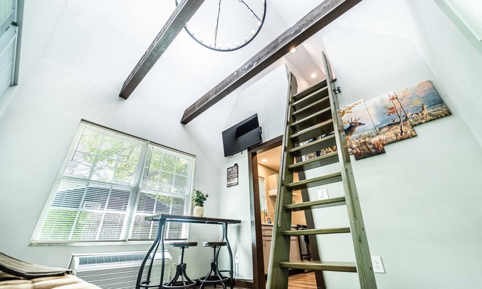 Charlotte Cabin | Charming 2-bedroom cabin close to Uptown Charlotte!