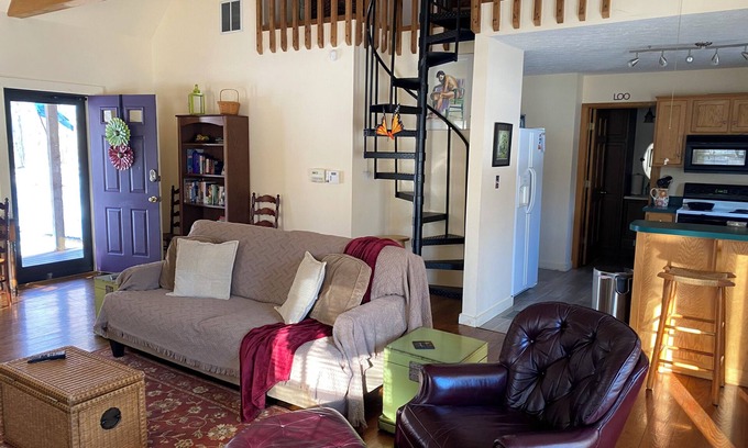 Bradford Cottage | Charming 2-bedroom cottage with WiFi, AC in wonderful New Pekin