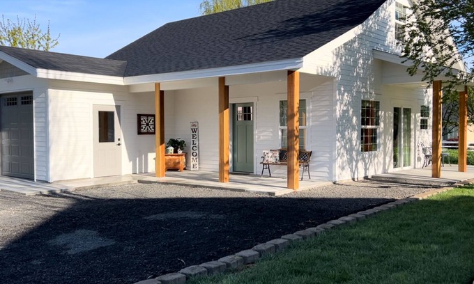 Waitsburg Cottage | Charming 2-bedroom cottage in welcoming Waitsburg with WiFi, AC