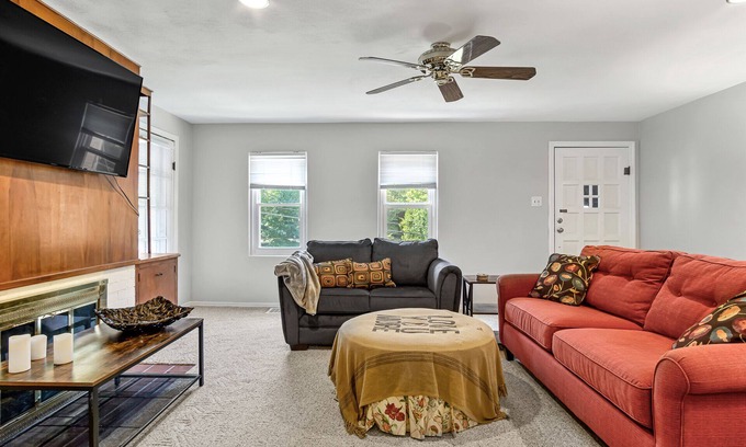 Alton Condo | Charming 2-bedroom condo on the hill in Alton