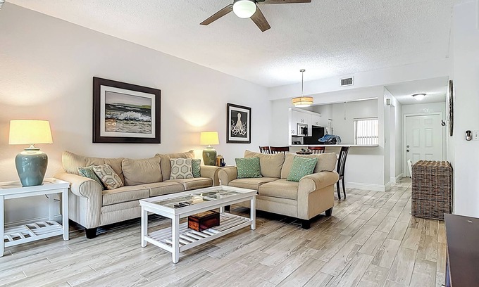 Central Naples Condo | Charming 2-bedroom condo in Central Naples