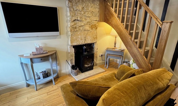 Broadway Cottage | Charming 2-bedroom cottage in fabulous Broadway with WiFi