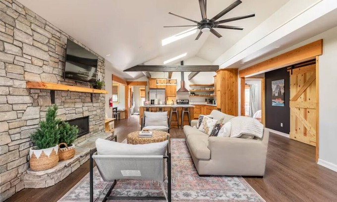 Mariposa Cottage | Charming 2-bedroom cottage - walkable downtown Mariposa/31 miles to Yosemite