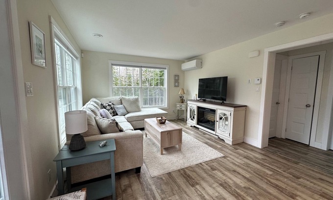 Trenton Cottage | Charming 2-bedroom cottage with AC and WiFi in Trenton 15 min from Acadia park