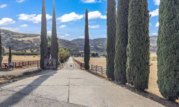 Kaweah House | Charming 2-bedroom country house in Exeter with WiFi, AC, Mountain views