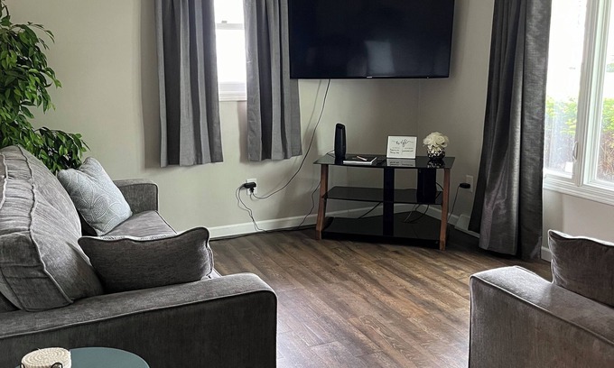 Green Bay House | Charming 2-bedroom duplex in the heart of Titletown - 7 min walk to Lambeau