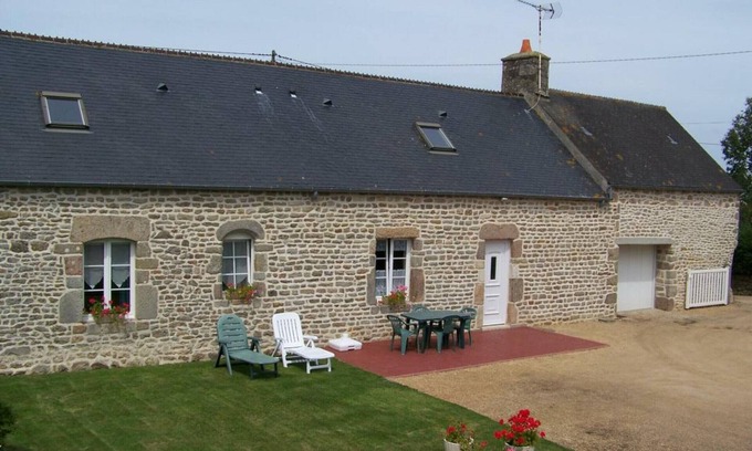 Neville-sur-Mer Cottage | Charming 2-Bedroom House with Garden, BBQ, and Fireplace in Vicq-sur-Mer