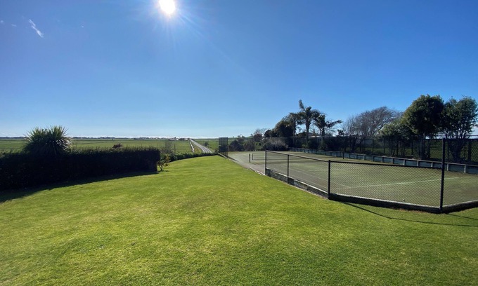 Pukehina House | Charming 2-Bedroom Guest House with Tennis Court near Beach