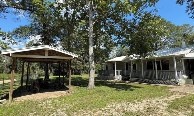Livingston House | Charming 2-bedroom house with WiFi, AC in cool Livingston