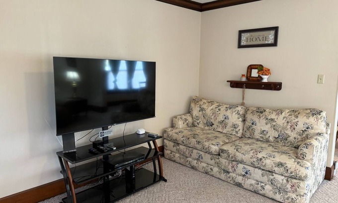 Palestine House | Charming 2-bedroom house in pleasant Palestine with WiFi, AC