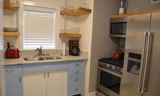 Roswell House | Charming 2 Bedroom Home next to Cahoon Park