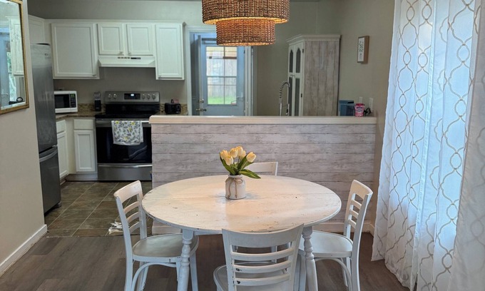 Flowood House | Charming 2-bedroom house in Flowood, Pet Friendly w/Fenced Backyard and Sunroom