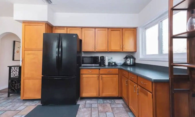 Burbank House | Charming 2-bedroom house in delightful Burbank with WiFi, AC
