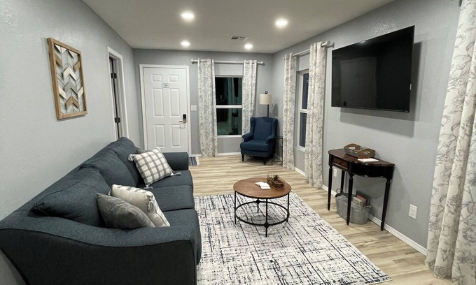 Chelsea House | Charming 2-bedroom house right off Route 66