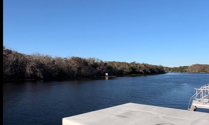 River Ridge Boat Rental | Charming 2-bedroom house boat on St John’s River in peaceful DeLand “Exeter”