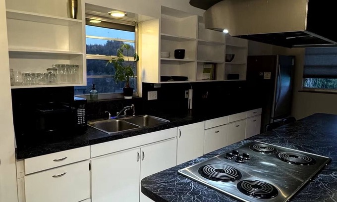 Stuart House | Charming 2-bedroom house in Stuart with WiFi and AC
