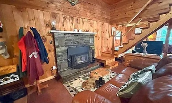 Bomoseen House | Charming 2-bedroom lake front house with WiFi, AC on scenic Lake Bomoseen