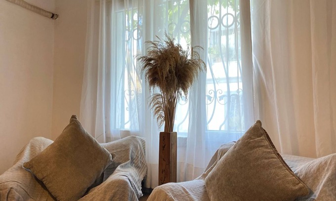 Kusadasi House | Charming 2-bedroom private house with AC, WiFi in Kusadası