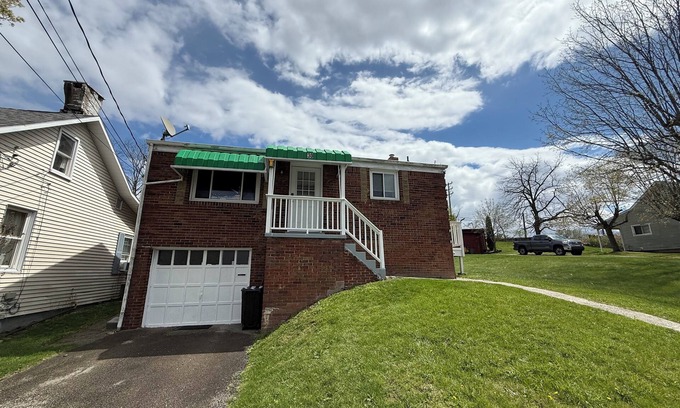 Washington House | Charming 2-Bedroom Ranch Style Home With Spacious Backyard in Washington PA