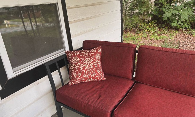 Church Street House | Charming 2-bedroom Tiny Home in Riverdale with WiFi and AC near the airport.